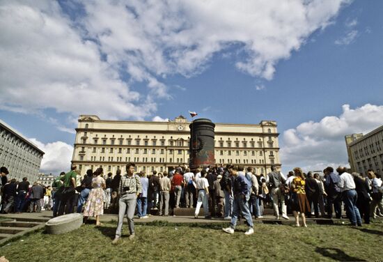 Dismantling the monument to Felix Dzerzhinsky in Moscow