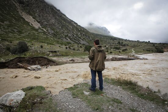 Over 500 tourists cut off by mudslide in Kabardino-Balkaria