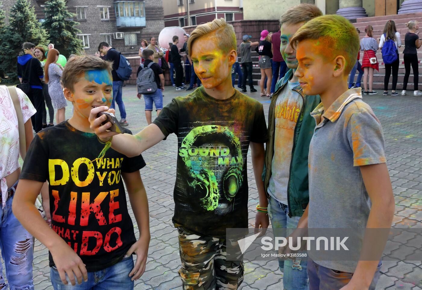TsvetaLetaFest festival of colors in Donetsk People's Republic
