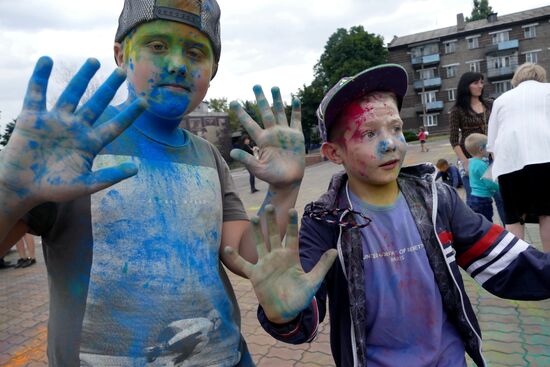 TsvetaLetaFest festival of colors in Donetsk People's Republic