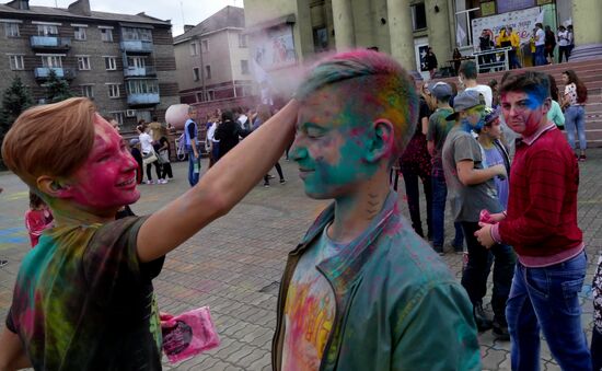 TsvetaLetaFest festival of colors in Donetsk People's Republic
