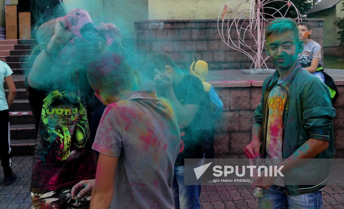 TsvetaLetaFest festival of colors in Donetsk People's Republic