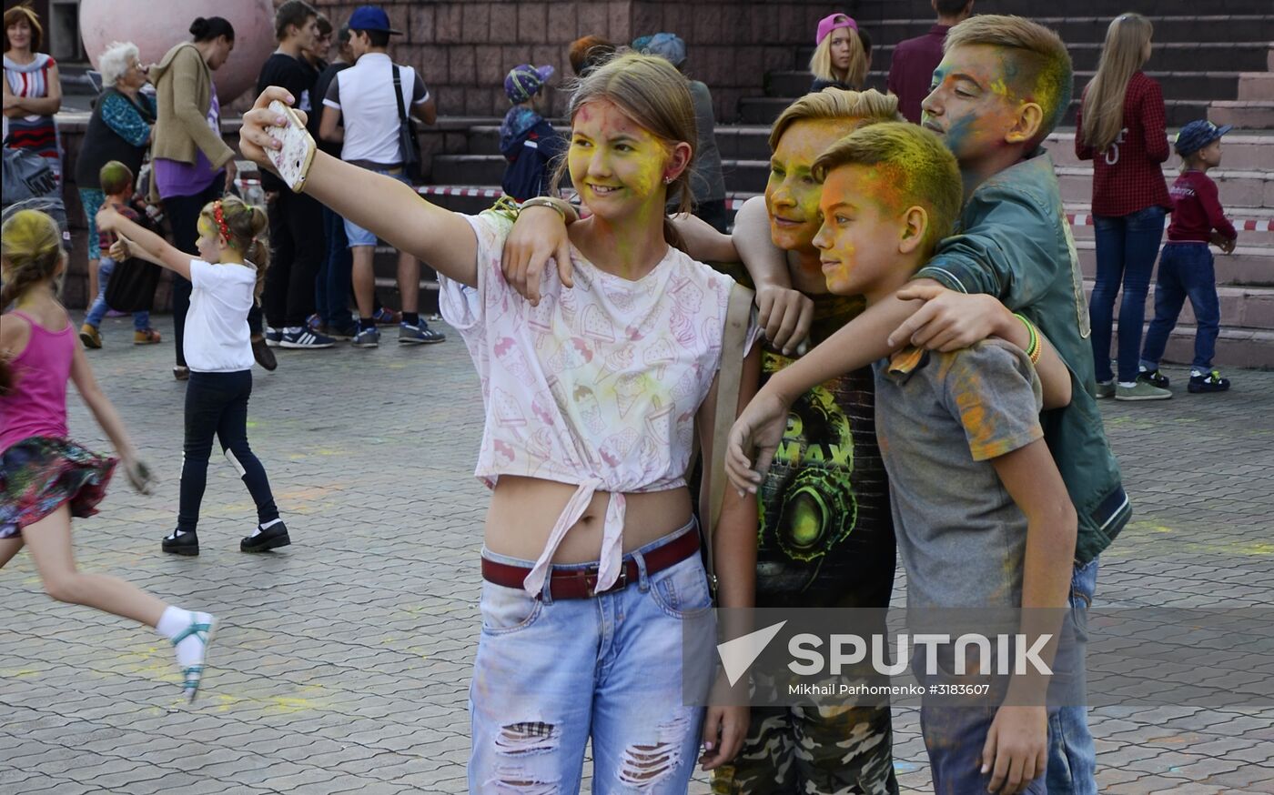 TsvetaLetaFest festival of colors in Donetsk People's Republic