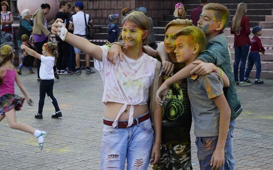 TsvetaLetaFest festival of colors in Donetsk People's Republic