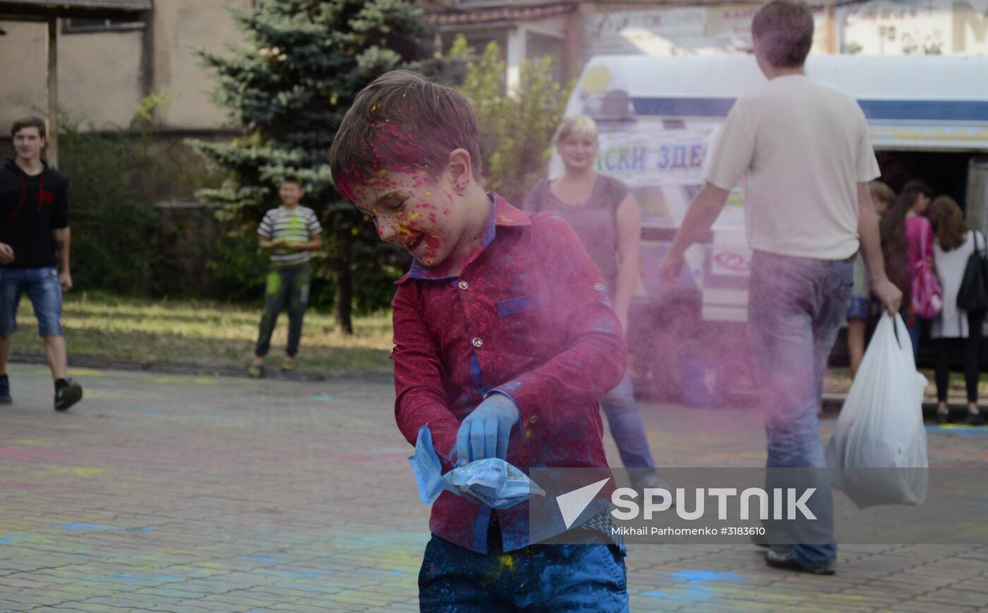 TsvetaLetaFest festival of colors in Donetsk People's Republic