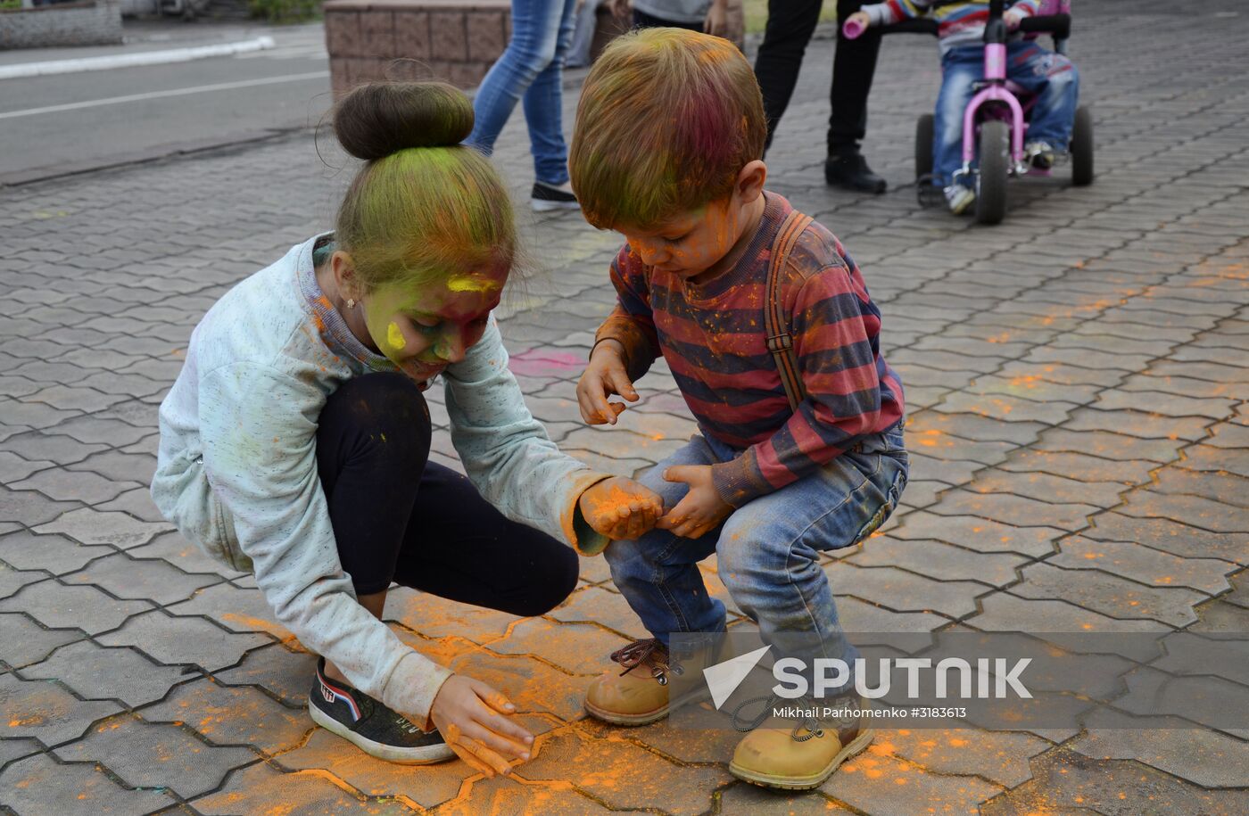 TsvetaLetaFest festival of colors in Donetsk People's Republic