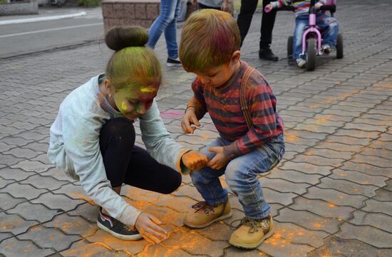 TsvetaLetaFest festival of colors in Donetsk People's Republic