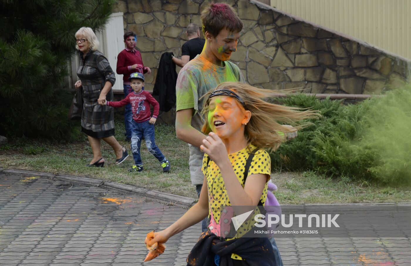 TsvetaLetaFest festival of colors in Donetsk People's Republic