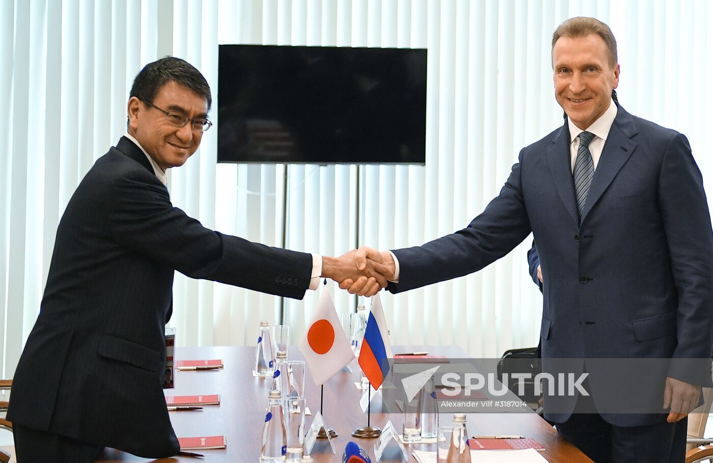 Igor Shuvalov and Taro Kono meet during EEF in Vladivostok