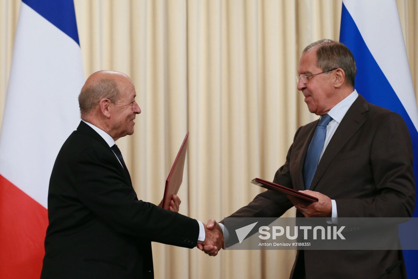 Foreign Minister Sergei Lavrov meets with French counterpart, Jean-Yves Le Drian