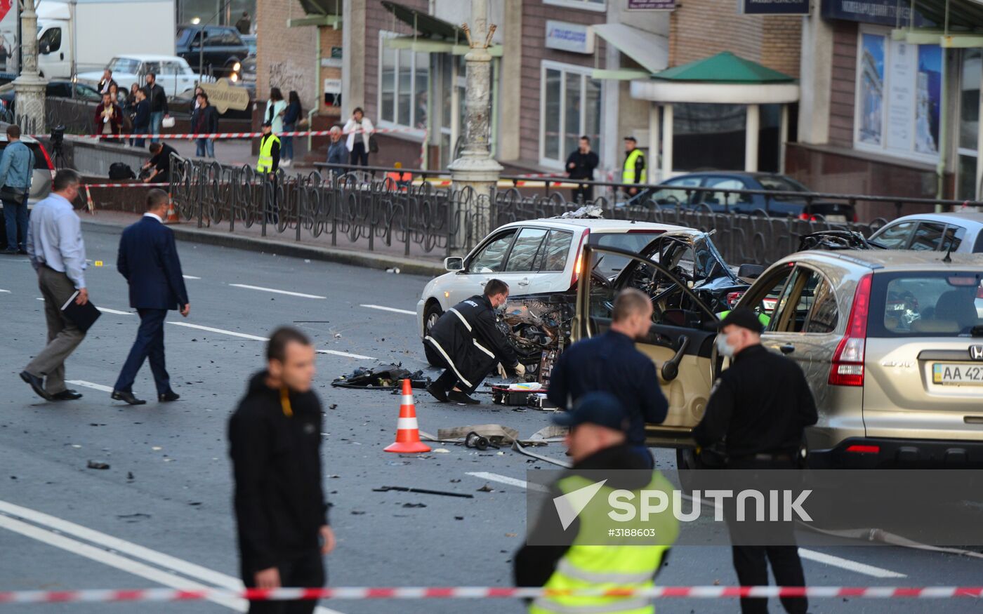 Car explodes in central Kiev