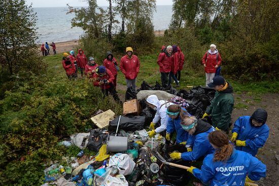 Garbage removal at Lake Baikal's water area and shores