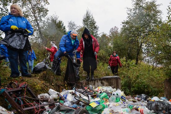 Garbage removal at Lake Baikal's water area and shores