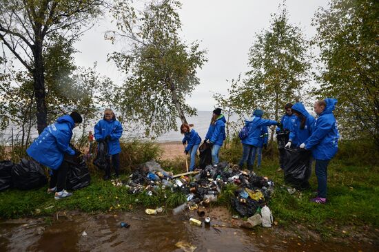 Garbage removal at Lake Baikal's water area and shores