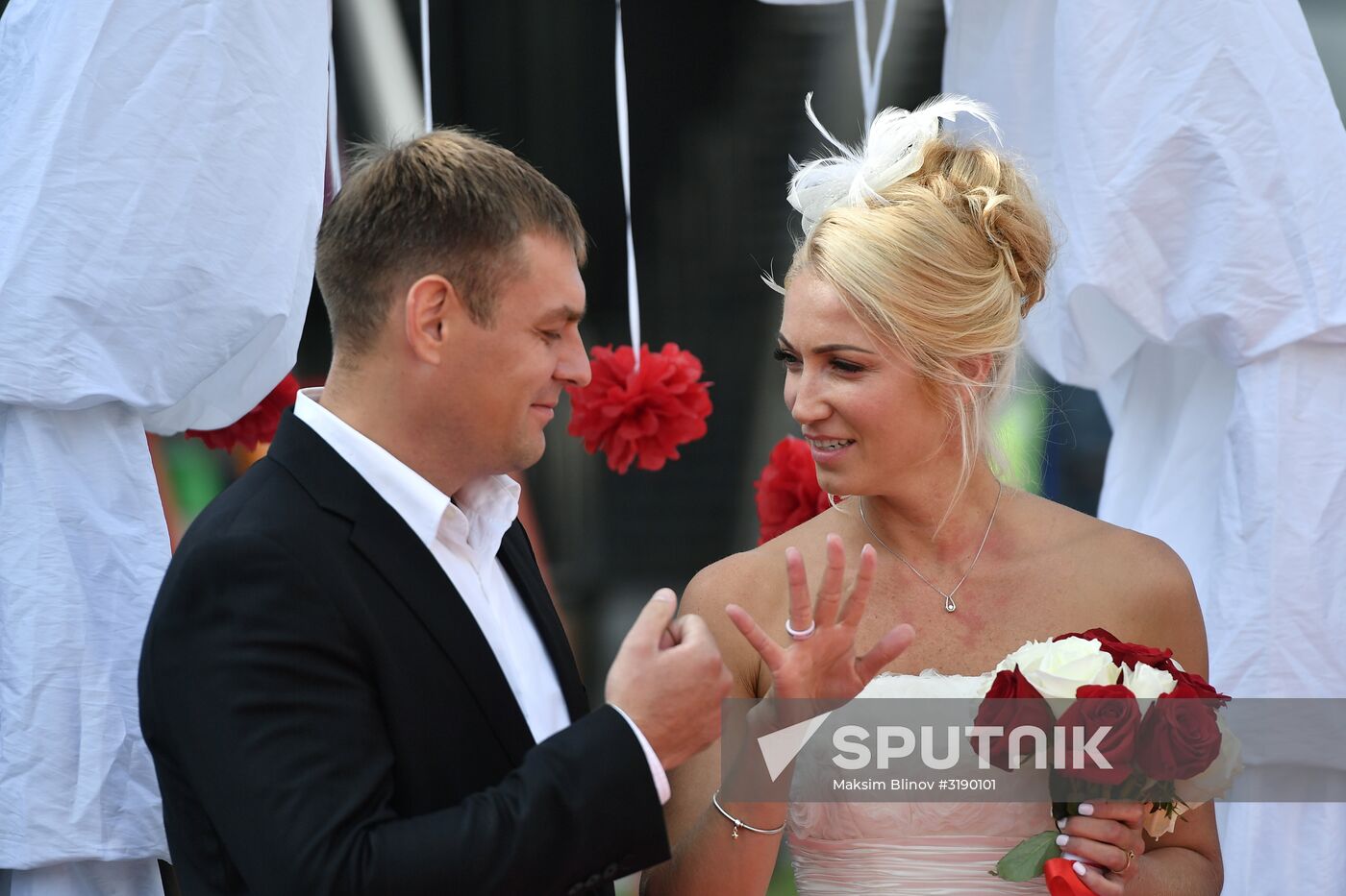 Winners of "Good of People to Have Invented Rings!" contest get married