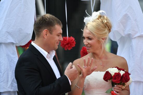 Winners of "Good of People to Have Invented Rings!" contest get married