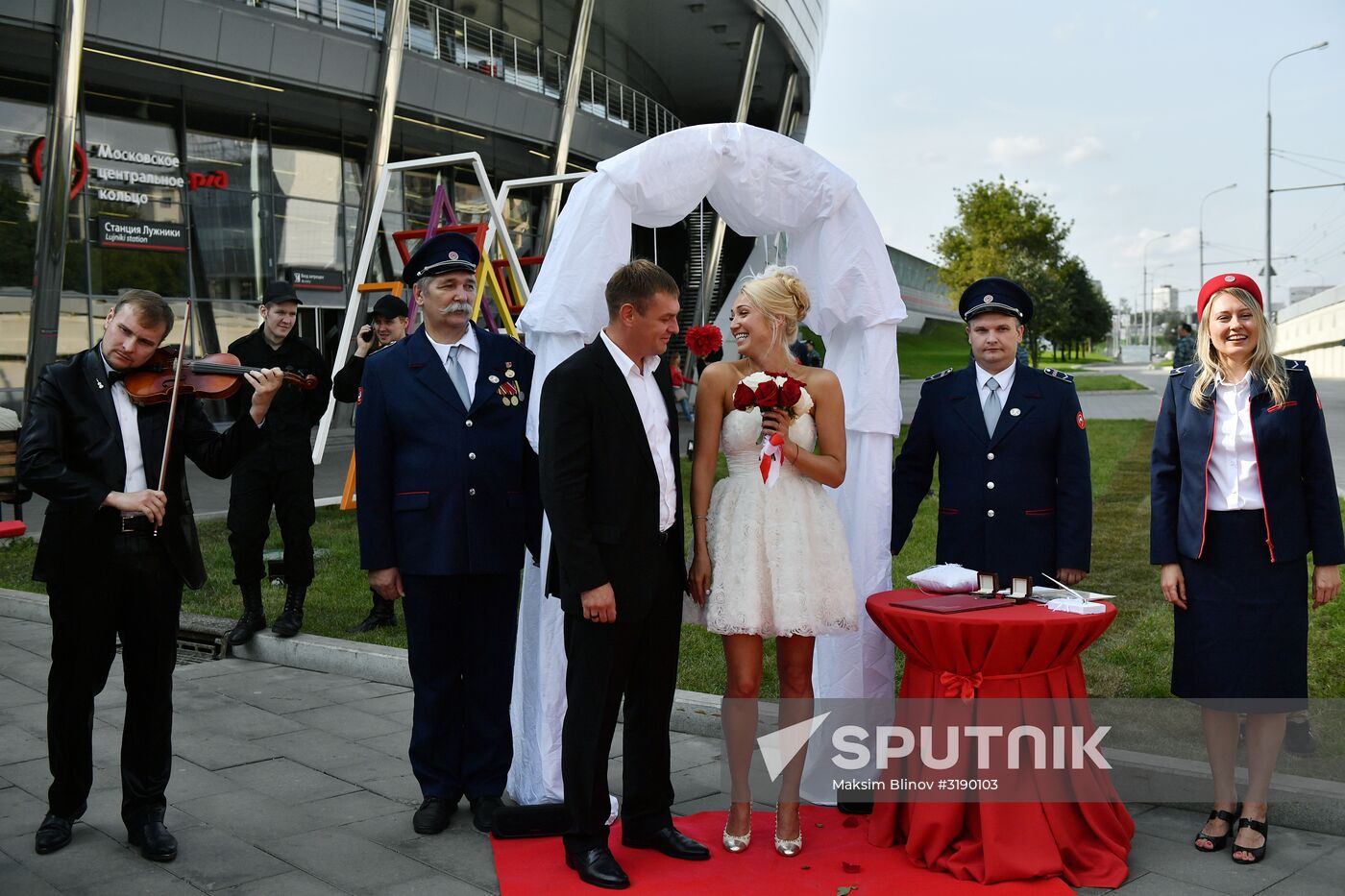 Winners of "Good of People to Have Invented Rings!" contest get married