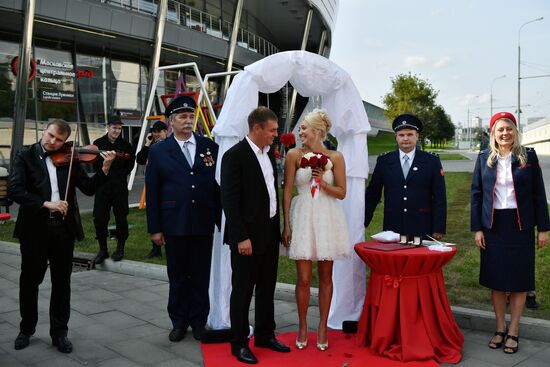 Winners of "Good of People to Have Invented Rings!" contest get married
