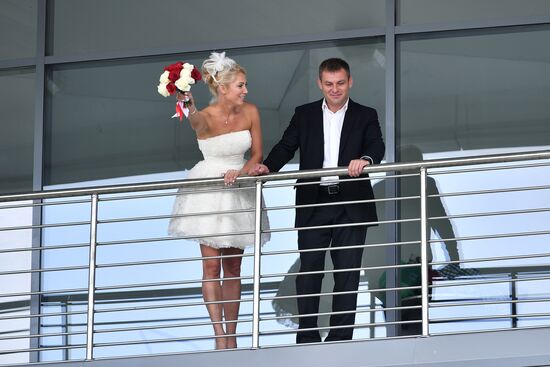 Winners of "Good of People to Have Invented Rings!" contest get married