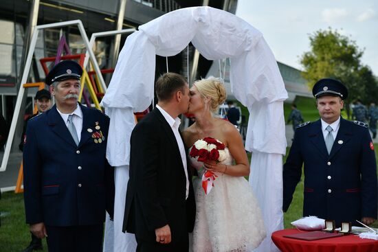 Winners of "Good of People to Have Invented Rings!" contest get married