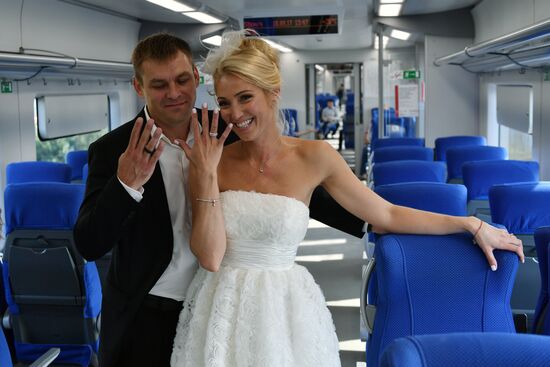 Winners of "Good of People to Have Invented Rings!" contest get married