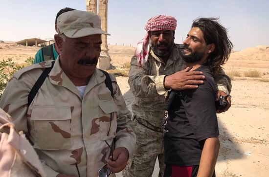 Syrian army breaks blockade at main entrance to Deir ez-Zor in the south