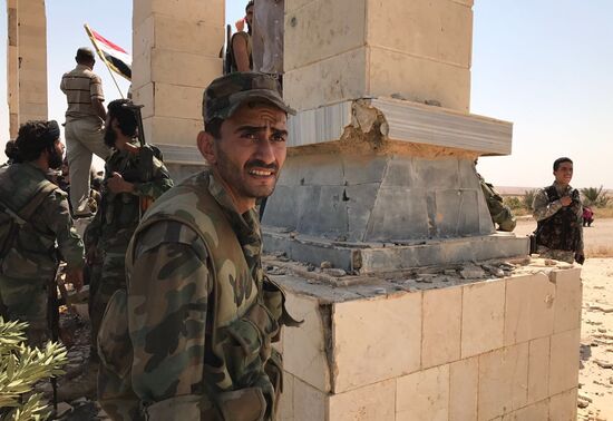 Syrian army breaks blockade at main entrance to Deir ez-Zor in the south