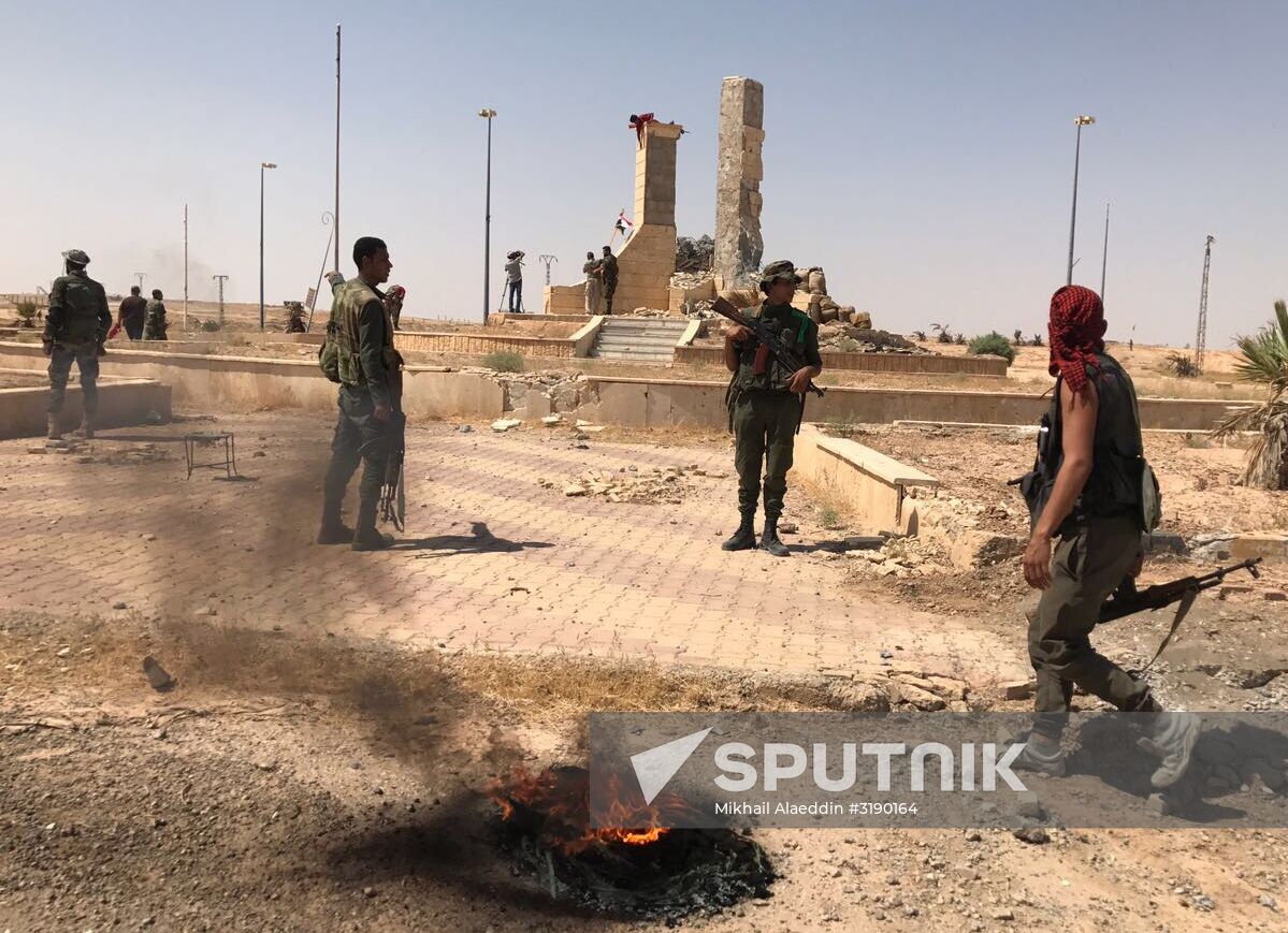 Syrian army breaks blockade at main entrance to Deir ez-Zor in the south