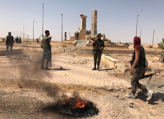 Syrian army breaks blockade at main entrance to Deir ez-Zor in the south