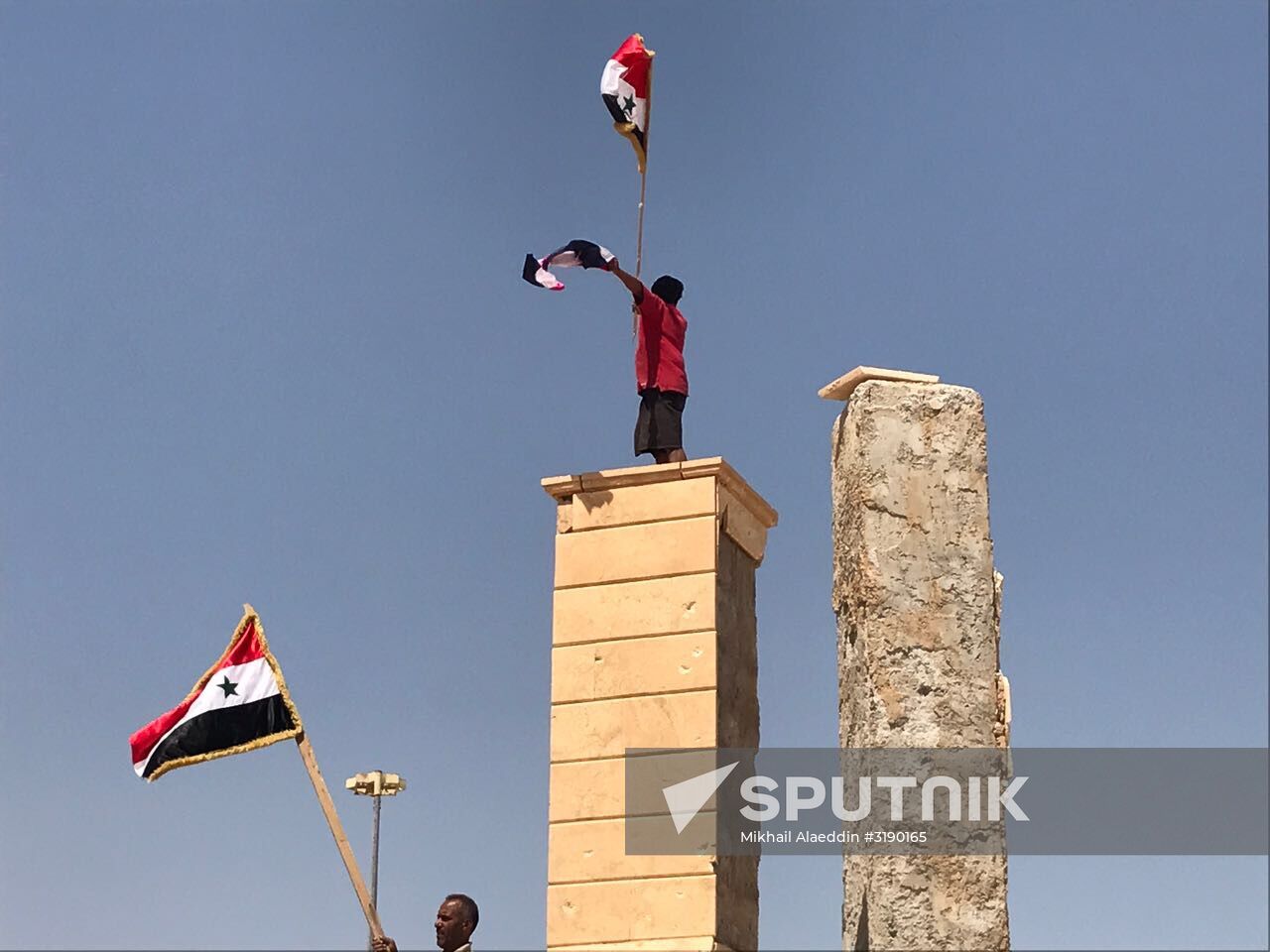 Syrian army breaks blockade at main entrance to Deir ez-Zor in the south