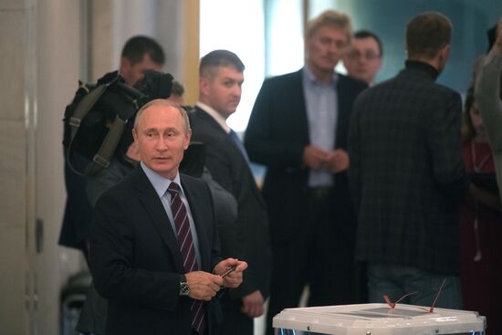 Russian President Vladimir Putin casts his vote on Unified Voting Day