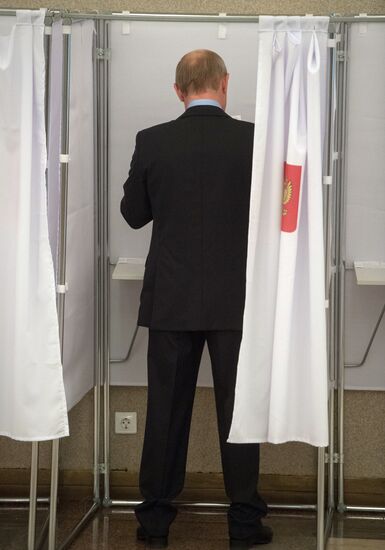 Russian President Vladimir Putin casts his vote on Unified Voting Day