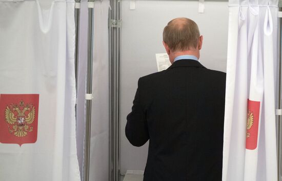 Russian President Vladimir Putin casts his vote on Unified Voting Day
