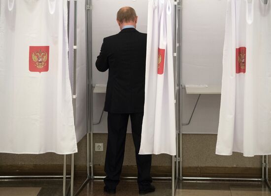 Russian President Vladimir Putin casts his vote on Unified Voting Day