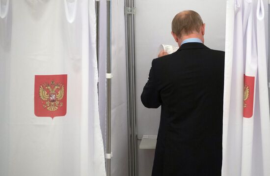 Russian President Vladimir Putin casts his vote on Unified Voting Day