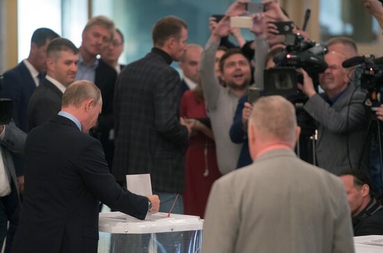 Russian President Vladimir Putin casts his vote on Unified Voting Day