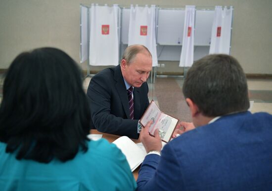 Russian President Vladimir Putin casts his vote on Unified Voting Day