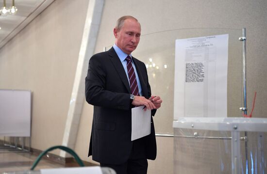 Russian President Vladimir Putin casts his vote on Unified Voting Day