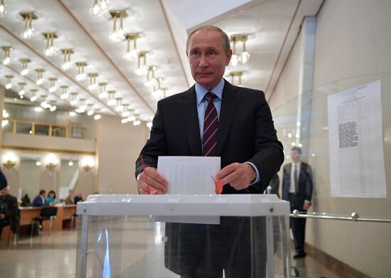 Russian President Vladimir Putin casts his vote on Unified Voting Day