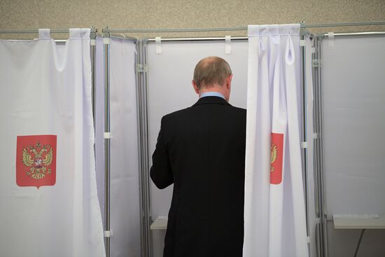 Russian President Vladimir Putin casts his vote on Unified Voting Day