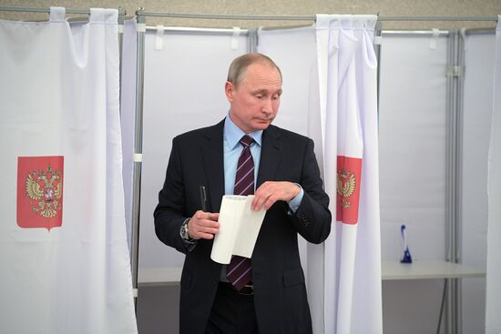 Russian President Vladimir Putin casts his vote on Unified Voting Day