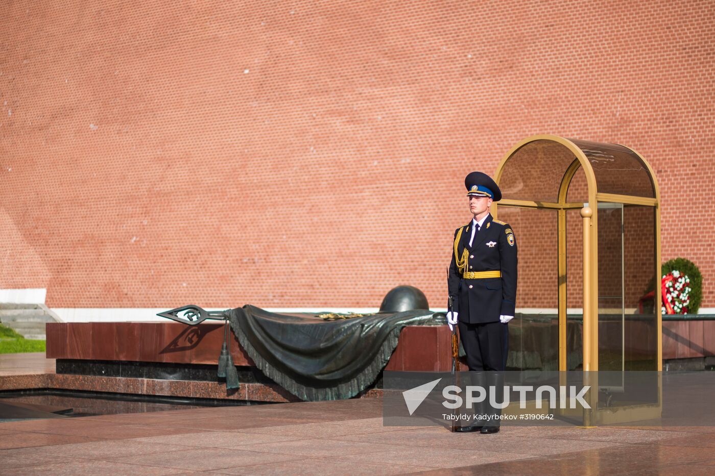 Guards of honor at Tomb of Unknown Soldier in Moscow