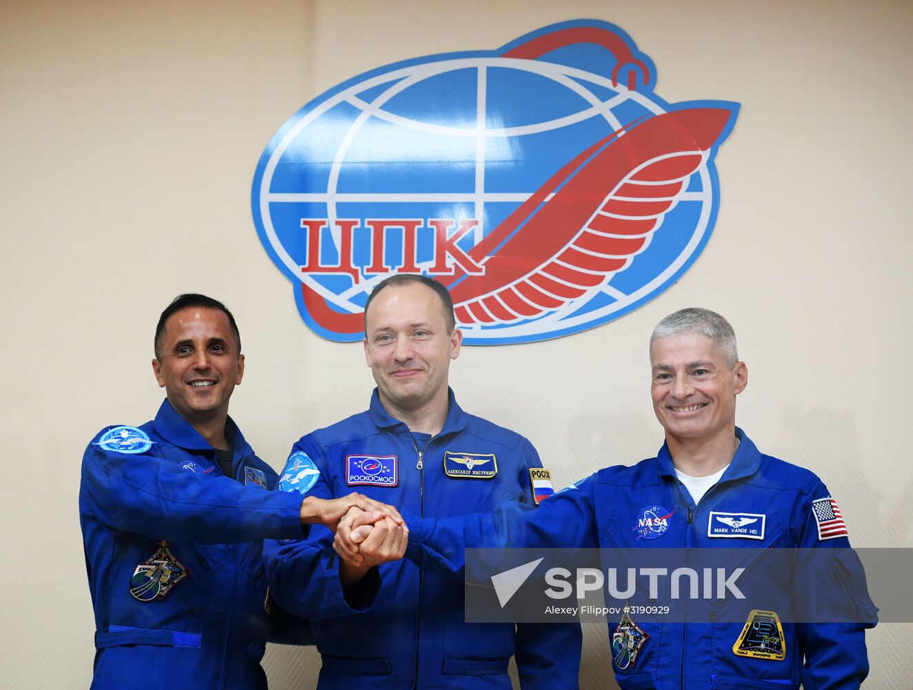 Pre-flight press conference by ISS-53/54 crew