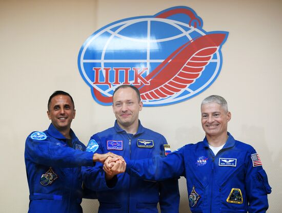 Pre-flight press conference by ISS-53/54 crew