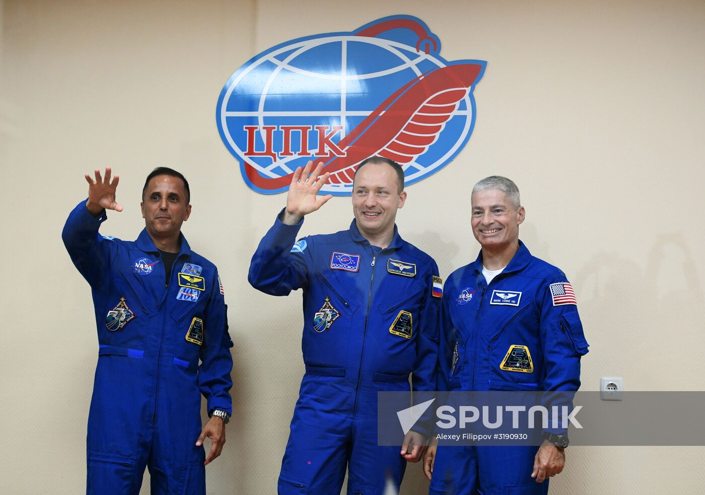 Pre-flight press conference by ISS-53/54 crew
