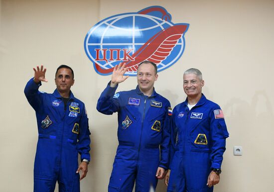 Pre-flight press conference by ISS-53/54 crew