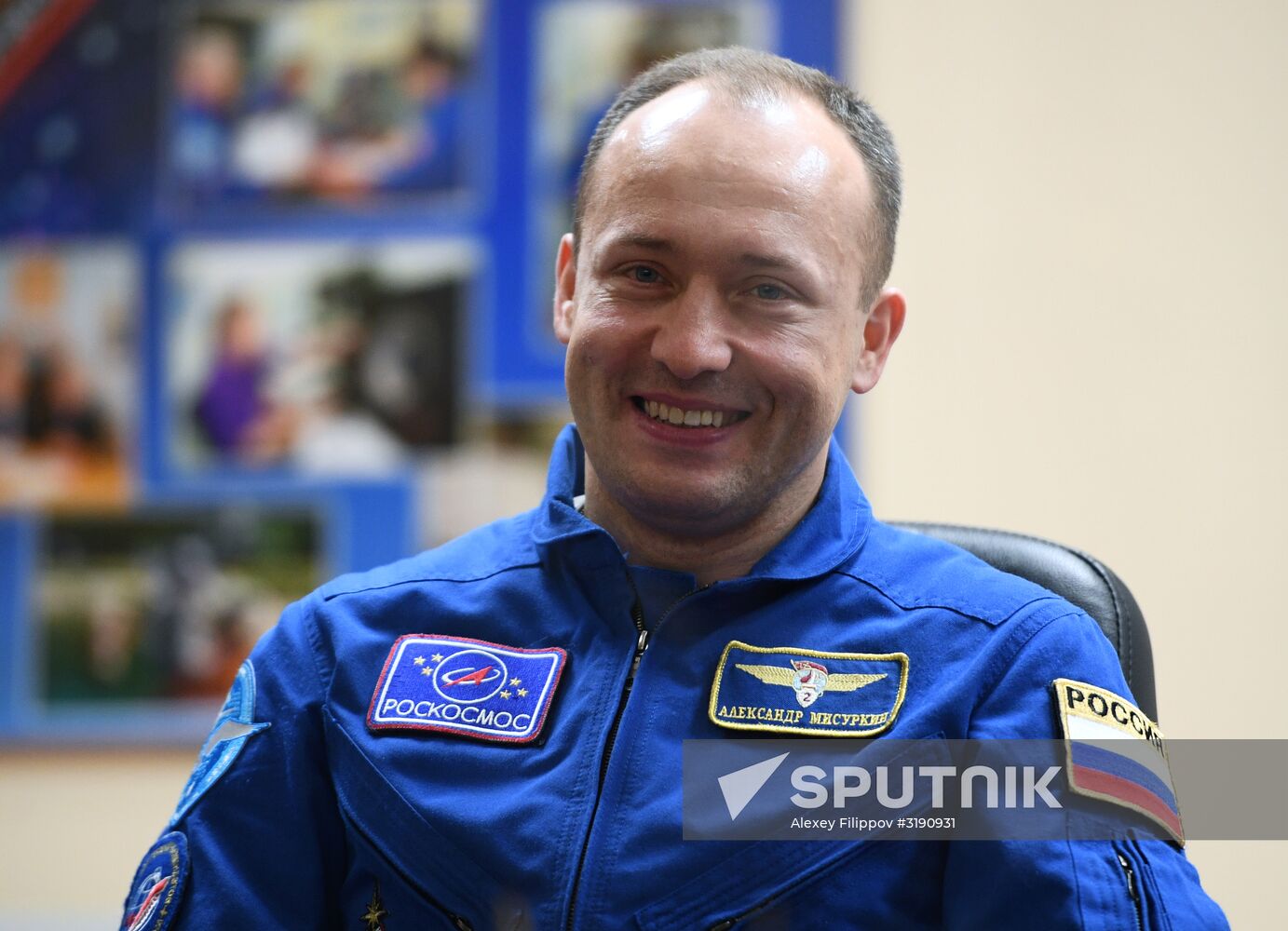 Pre-flight press conference by ISS-53/54 crew