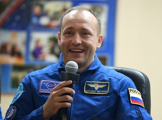 Pre-flight press conference by ISS-53/54 crew