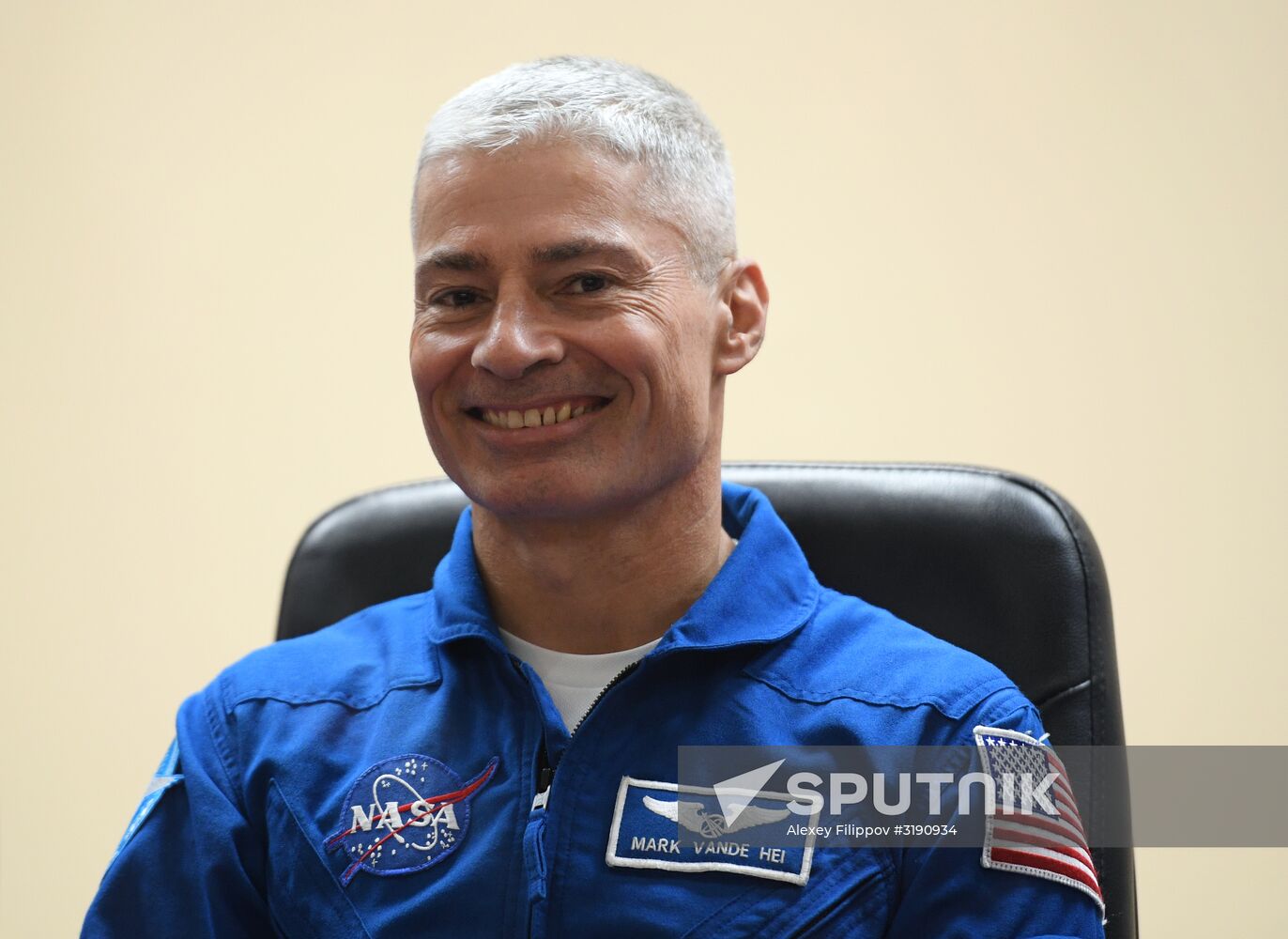 Pre-flight press conference by ISS-53/54 crew