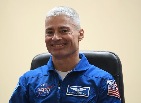 Pre-flight press conference by ISS-53/54 crew